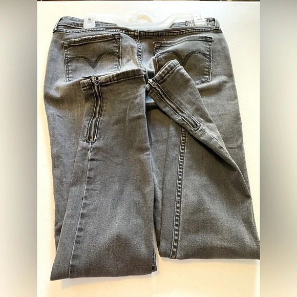 Levi’s Demi curve straight leg Jean. 29 Charcoal 99% cotton, zip @ ankle. Accent - Picture 3 of 8